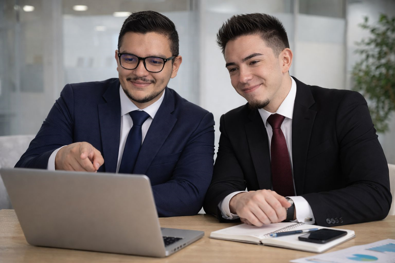 Equipo técnico de PharosNet colaborando en soluciones empresariales